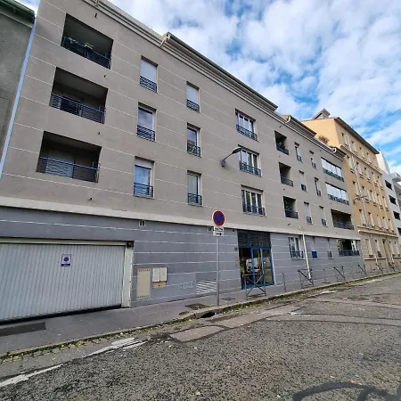 Paisible 2 Pieces Avec Parking Gratuit - Gare De Tram T3 Apartment *